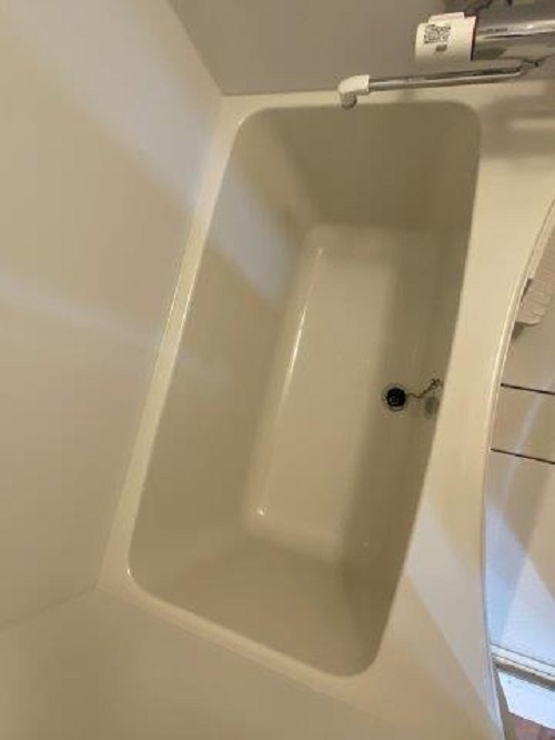木目調のアクセントパネルが印象的な浴室へ｜相模原市南区の賃貸アパートにて浴室リフォーム施工写真3