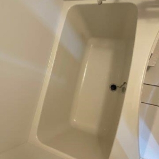 木目調のアクセントパネルが印象的な浴室へ｜相模原市南区の賃貸アパートにて浴室リフォーム